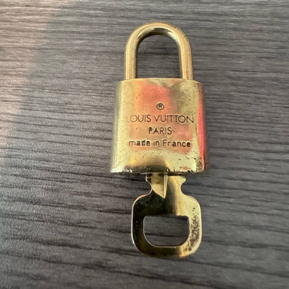 Louis Vuitton Lock and Key 312 - Picture 2 of 3